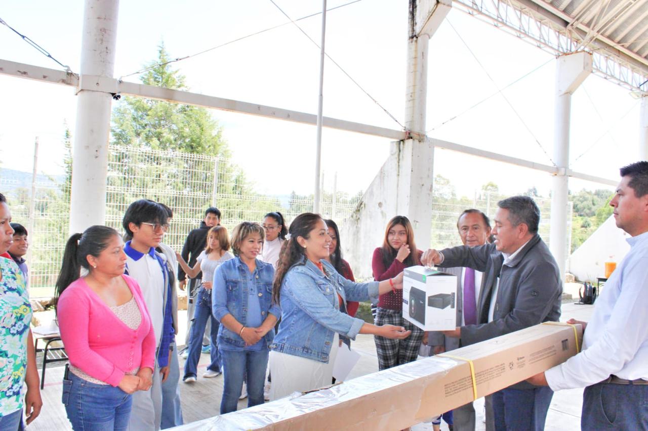 Ayuntamiento de Tlaxcala fortalece las herramientas educativas en la Telesecundaria '21 de Marzo' de San Lucas Cuauhtelulpan